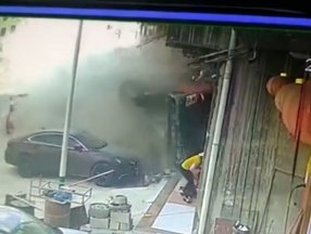 Çin’de kontrolden çıkan kamyon dehşet saçtı