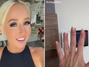 Eline çip yerleştirerek kapıları açan kadın