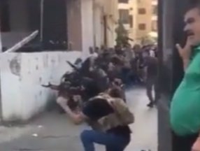 Beyrut'taki çatışmayı sakin tavırlarla izleyen adam