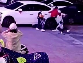 Çin’de, çocuğu otomobilin altında kalmaktan annesinin refleksi kurtardı