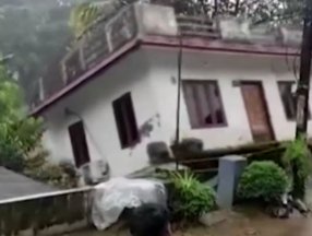 Hindistan'da sel suyu evi yıktı