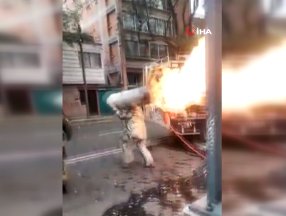 Meksika'da bir itfaiyeci, yanan tüp gazı sırtına alarak binadan çıkardı