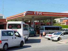 KKTC'de firmalar yakıt akışını kesti, uzun kuyruklar oluştu