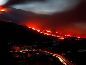 La Palma Adası'ndaki volkan, bir ayda 85 milyon metreküp lav püskürttü