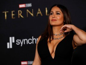 Salma Hayek'in kıyafeti gündem oldu