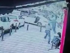 Maltepe’de, açık kapıdan gaspçıların aracının içine atladı