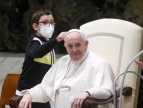 Papa Francis'in papalinasını almaya çalışan çocukla diyaloğu