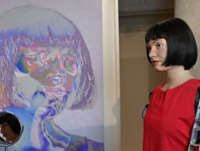 Ressam robot Ai-Da, Mısır'da gözaltına alındı
