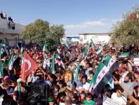 Suriye'de PKK'nın evlerinden ettiği halk protesto düzenledi