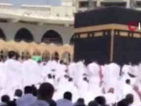 Kabe'de sosyal mesafesiz ilk cuma namazı kılındı