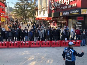 Kastamonu'da otomobilin çarptığı kazazedeyi izleyen kalabalık