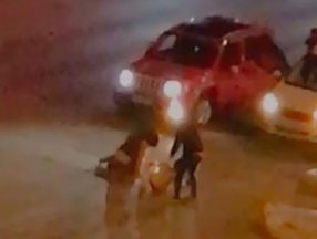Isparta’da taksiden indirdikleri adamı darbettiler