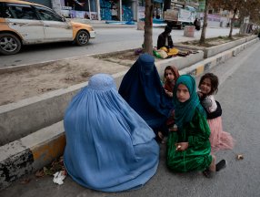 Japonya Afganistan'a 58 milyon dolarlık insani yardım gönderiyor