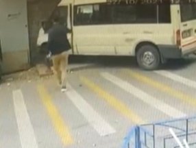 Bebek'te servis minibüsü doğalgaz kutusuna çarptı