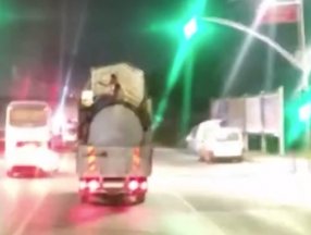Sultangazi’de kamyonet kasasında tehlikeli yolculuk