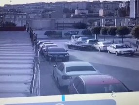 Güngören'de otomobillere çarptı, kız arkadaşını alarak kaçtı