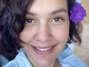 Bergüzar Korel, kızını kucağına aldı