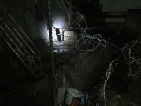 Diyarbakır'da kablo çalmak için demir korkulukları kestiler