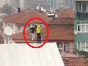 Bursa'da çocuklar, TikTok için okul duvarından çatıya tırmandı