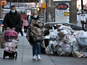 New York sokaklarında çöp dağları