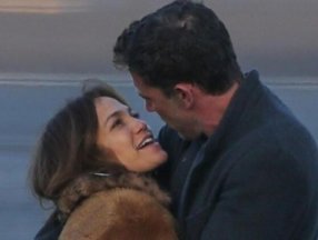 Ben Affleck, Jennifer Lopez'i öpücüklere boğdu