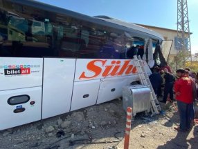 Kayseri’de yolcu otobüsü ile kamyonet çarpıştı