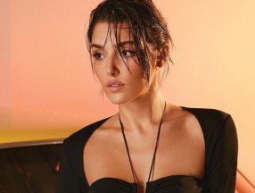 Hande Erçel'den mini elbiseli pozlar