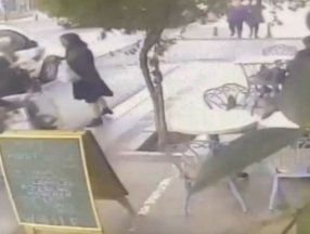 Kadıköy’de, Mine Kırıkkanat’a tokatlı saldırı