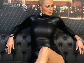 Tuğba Özay, derin yırtmaçlı elbisesiyle poz verdi