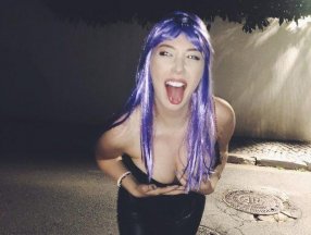 Yasmin Erbil, yatakta poz verdi