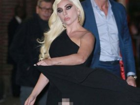 Lady Gaga, yine iç çamaşırını gösterdi