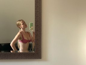 Serel Yereli'den ayna karşısında poz verdi