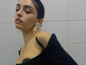 Hazar Ergüçlü'nün sırt dekolteli elbisesine beğeni yağdı