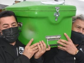 Şarkıcı Serkan Kaya, babasını son yolculuğa uğurladı