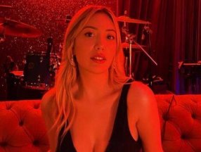 Yasmin Erbil'den göğüs dekolteli fotoğraf