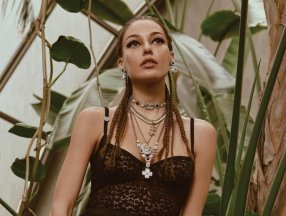 Dilan Çiçek Deniz'in omzu çıktı