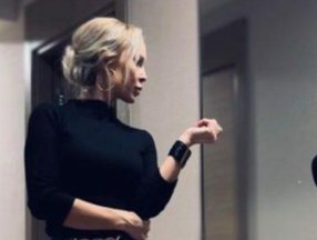 Ayşegül Yıldız, derin yırtmaçlı eteğiyle poz verdi