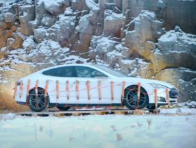 30 kilo dinamit bağlanan Tesla havaya uçtu