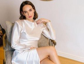 Seda Bakan yırtmaçlı elbisesiyle poz verdi