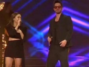 Murat Boz ile Damla Sönmez sahnede yakınlaşması