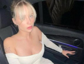 Lottie Moss'tan üstsüz paylaşımlar