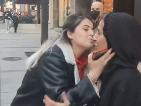 Yıldız Tilbe'nin hayranı, koronayı unuttu, dudak dudağa geldiler