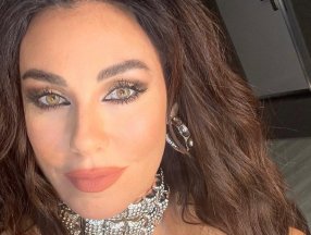 Defne Samyeli, derin yırtmaçlı elbisesi ile poz verdi