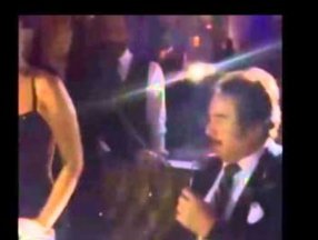 Orhan Gencebay'ın Hülya Avşar'ın kalçasına vurduğu anlar yine gündem oldu