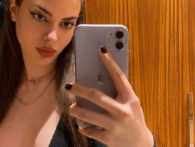 Derin Talu, göğüs dekolteli ipli bluz giydi