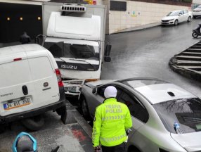 Şişli'de kayan kamyonet park halindeki 6 araca çarptı