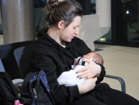 Ukrayna’da saldırılardan 3 saat önce doğan Türk bebeği, ailesiyle İstanbul’da