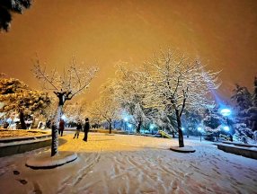 Isparta'da yoğun kar yağışı nedeniyle elektrik kesintisi yaşanıyor
