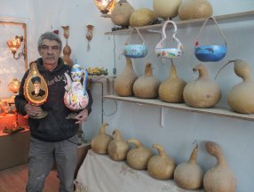 Su kabağını sanat eserlerine dönüştürüyor