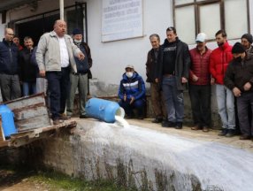 Çanakkale'de üretici, mandıracılara kızıp süt döktü